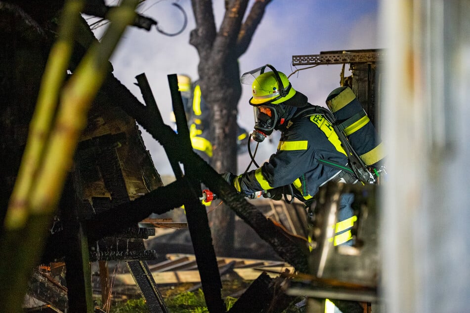 Die Feuerwehrkräfte waren unter Atemschutz im Einsatz.