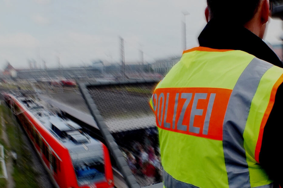 Die Polizei konnte zwei Jugendliche stoppen, die aus einer S-Bahn "gesurft" sind.