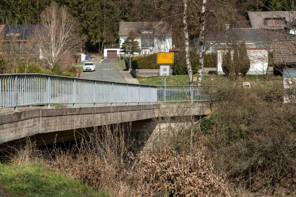 Von dieser Brücke baumelten die Gullydeckel an Seilen herunter.
