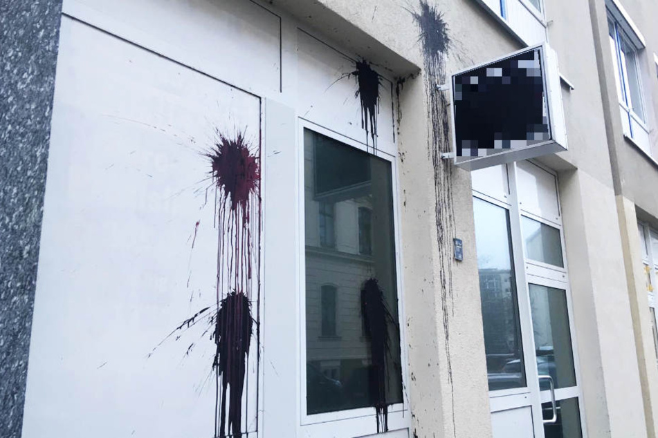 Besonders einen im Erdgeschoss ansässiger Werbeartikel-Anbieter traf die Attacke. Dessen Fenster und Türen wurden stark verschmutzt.