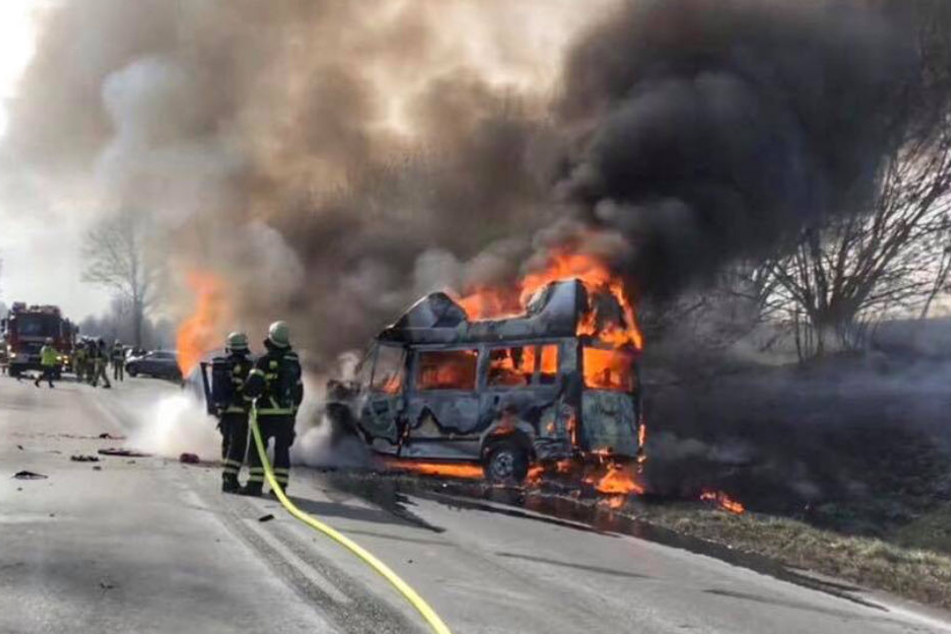 Die Fahrzeuge brannten lichterloh.
