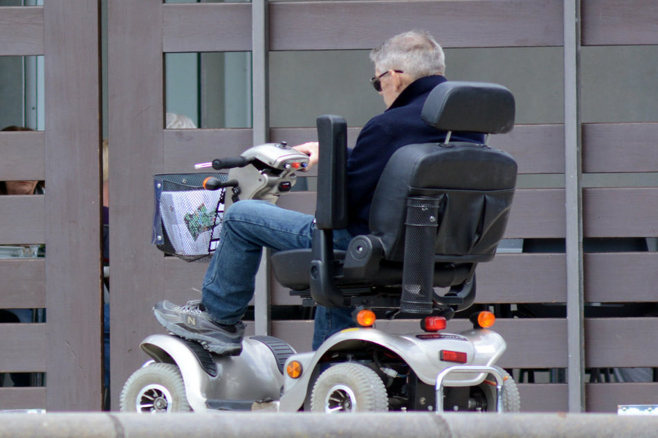 Zwei Stunden lang war ein Senior der Witterung ausgesetzt, nachdem sein Rollstuhl den Dienst verweigert hatte. (Symbolbild)