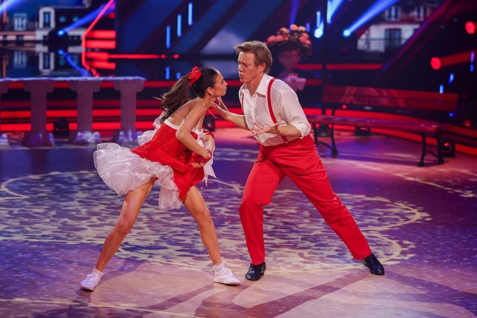 An der Seite von Comedian Simon Gosejohann (50) schied die vierfache "Let's Dance"-Siegerin in diesem Jahr bereits nach der dritten Show aus.