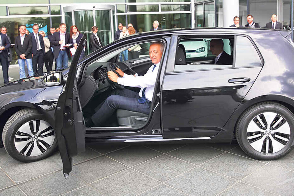 Ministerpräsident Stanislaw Tillich (58, CDU) fuhr im
E-Golf vor der VW-Manufaktur vor: „Berauschend.“