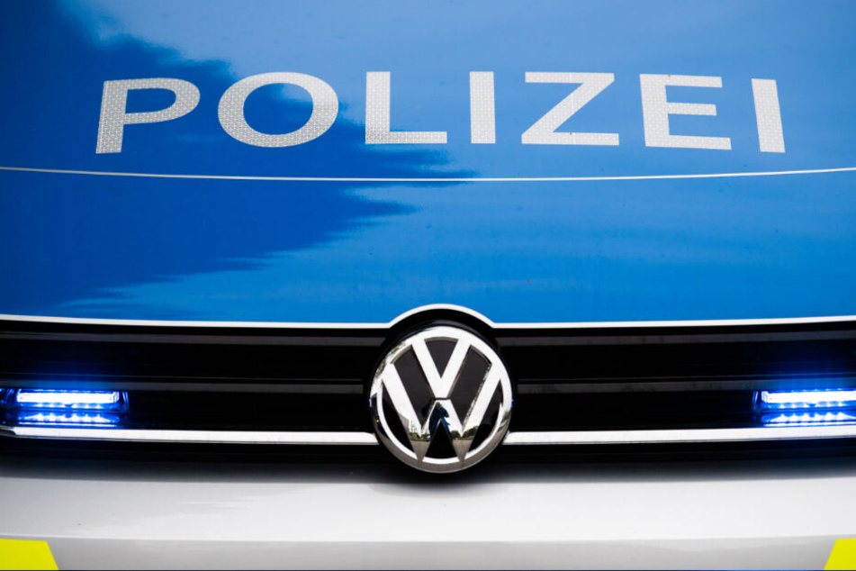 Ein Blaulicht leuchtet an einer Polizeistreife. (Symbolbild)
