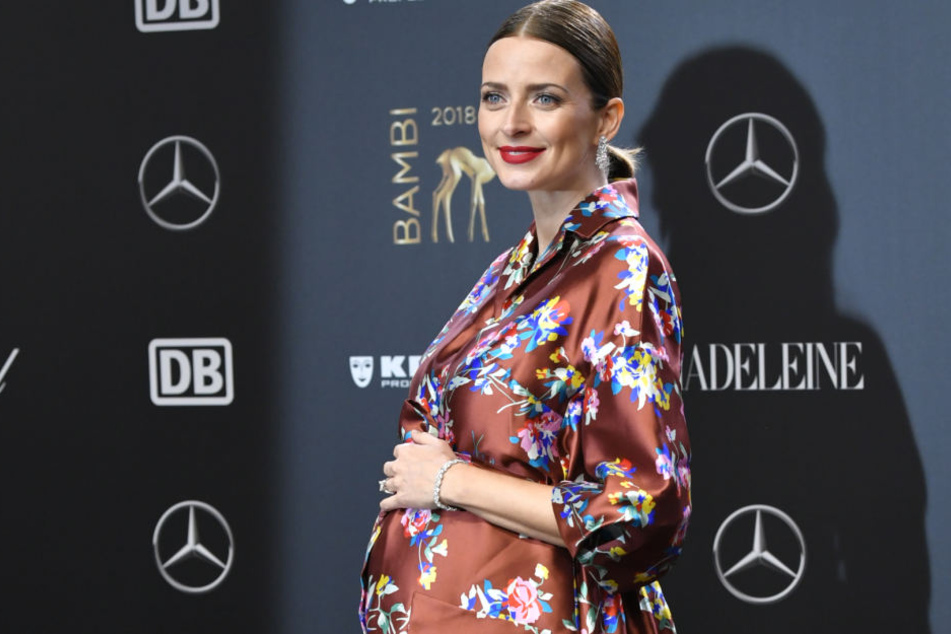 Im floralen Dress kam das Model zum Bambi.