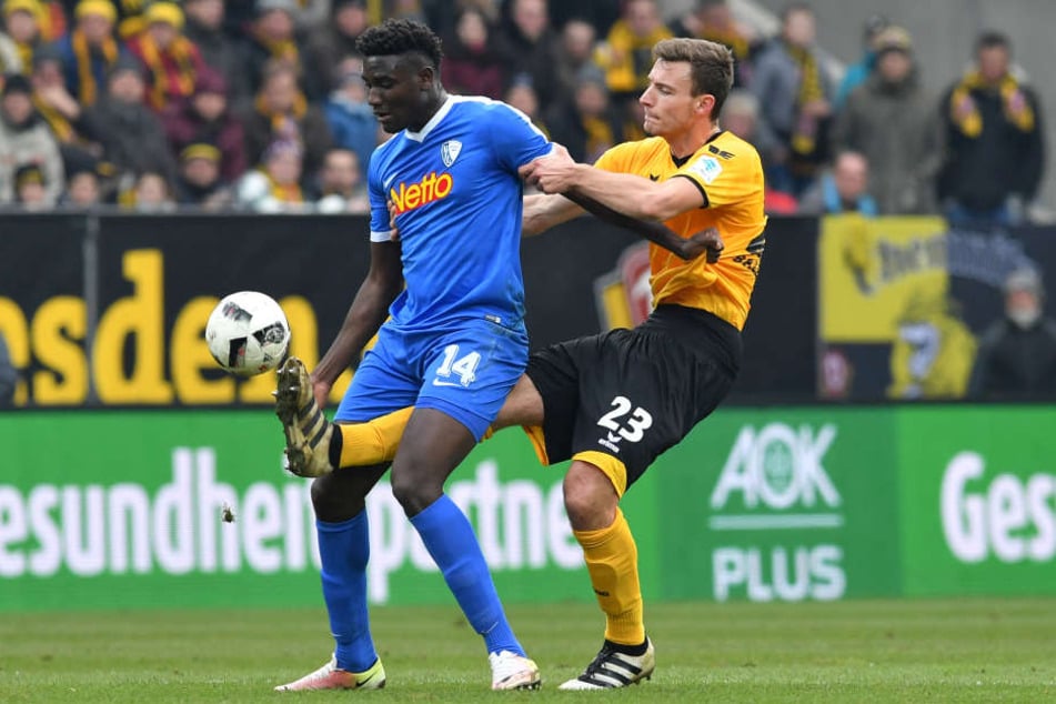 Hier behauptet Peniel Mlapa den Ball vorm Florian Ballas.