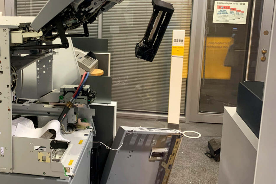 Der Geldautomat wurde buchstäblich in Stücke gerissen.
