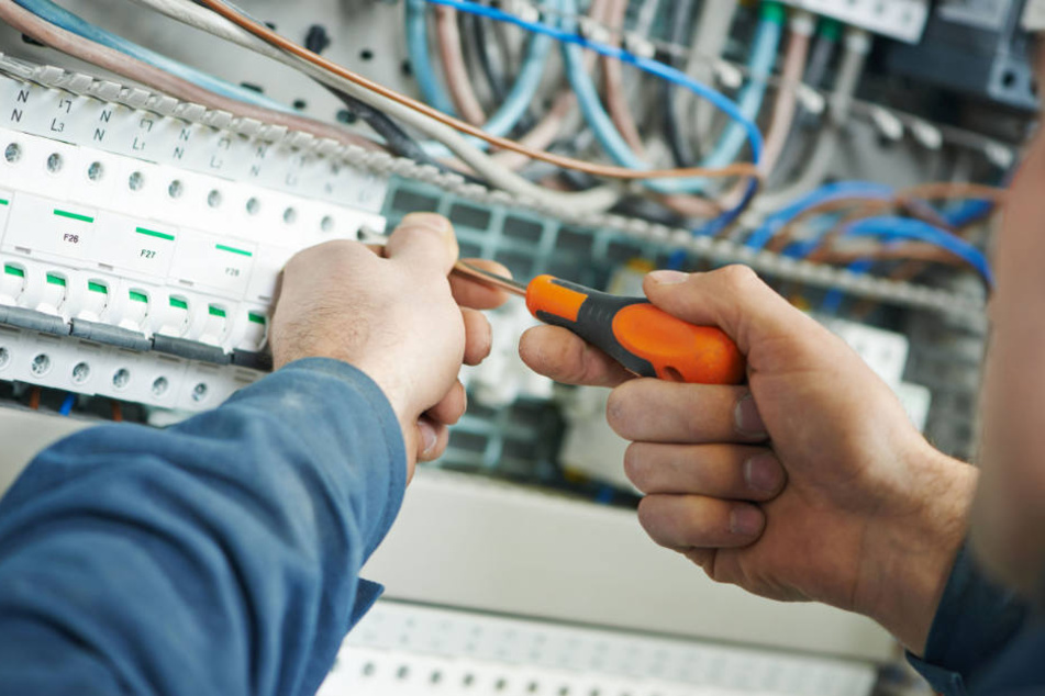 Schwerverletzt wurde der Elektriker ins Krankenhaus gebracht. (Symbolbild)
