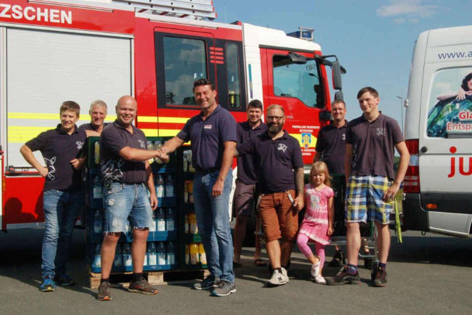Am späten Freitagnachmittag zeigte Junited Autoglas-Chef Hanko Richter (Mitte) den Kameraden der Mutzschener Feuerwehr seinen Dank.
