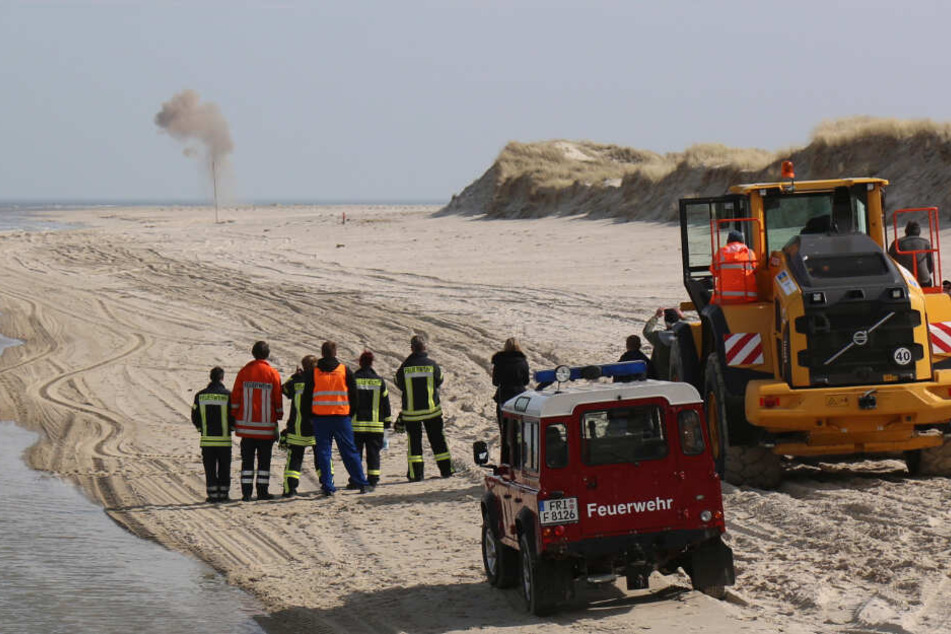 Die Feuerwehr sprengt am Strand von Wangerooge einen Torpedo in die Luft.