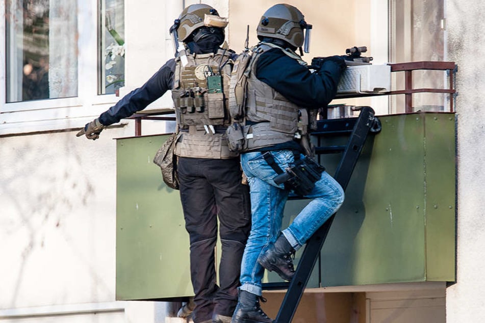 Vor der Festnahme versuchten die Beamten, über den Balkon Kontakt aufzunehmen.