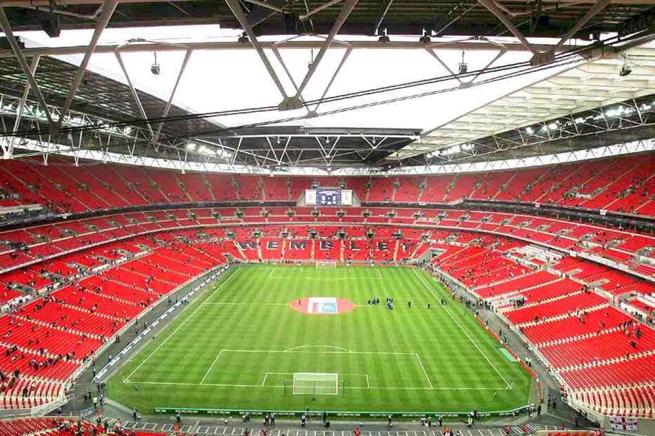 Im Wembley-Stadion laufen die "Three Lions" auf. Ein Kicker der englischen Nationalmannschaft soll die Vaterschaft zu einem bei einem Seitensprung gezeugten Kind verleugnen.