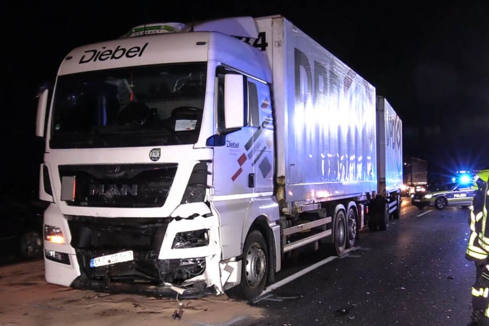Der Lastwagen war in den Ford gekracht.