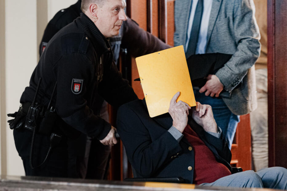 Ein Justizbeamter bringt Bruno D. in den Gerichtssaal. (Archivbild)