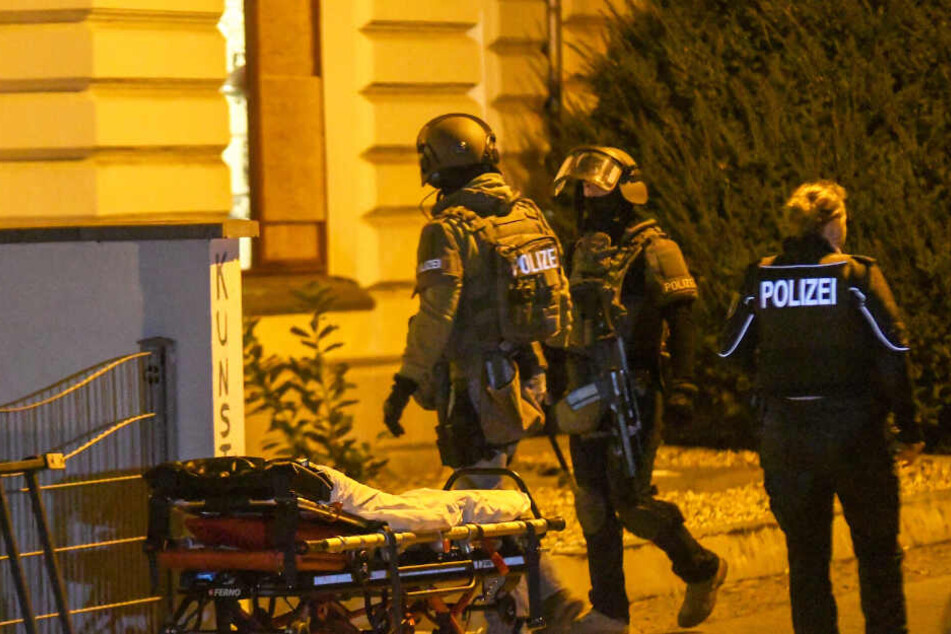 Ein Sonderiensatzkommando stürmte die Wohnung und nahm den Schützen in Gewahrsam.
