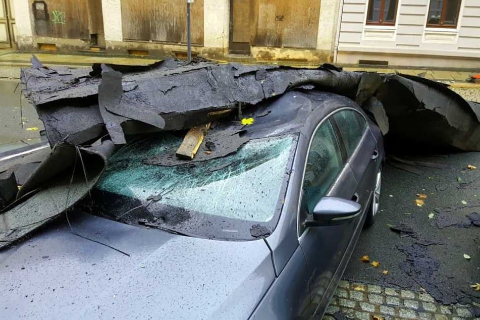 In Görlitz zerstörte ein herumfliegendes Dach ein parkendes Auto.