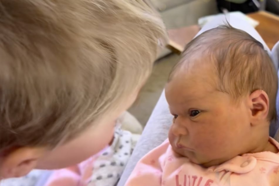 Großer Bruder küsst vier Tage altes Baby: Wie das Mädchen reagiert, lässt Herzen hüpfen