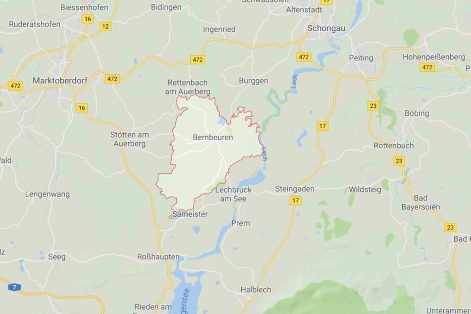 Auf einer Kreisstraße bei Bernbeuren ist es in Bayern zu einem tödlichen Verkehrsunfall gekommen.