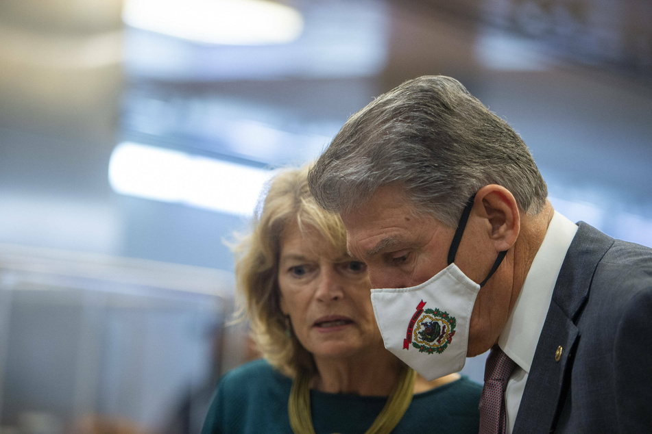 Republican Sen. Lisa Murkowski (l.) and Democratic Sen. Joe Manchin.