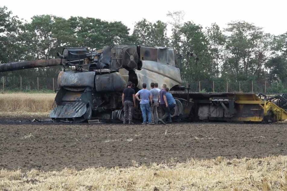 Die Maschine blieb als Totalschaden auf dem Acker zurück.
