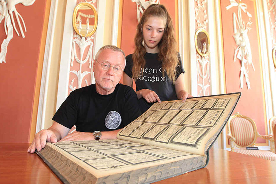 Historiker Gerd Naumann und die Schülerin Sarah Fineiß sehen sich die vielen Todesanzeigen von 1918 an.