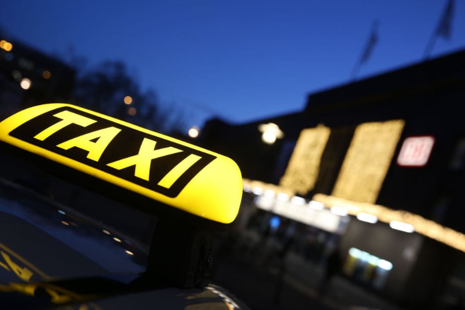 Ein Taxi-Fahrer wollte sich mit sexuellen Leistungen bezahlen lassen. (Symbolbild)