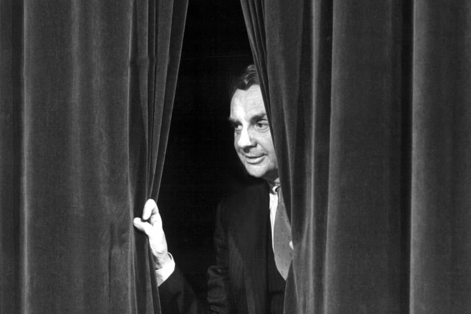 Harald Juhnke (1929–2005) war bekannt als Schauspieler, Sänger und Showmaster.