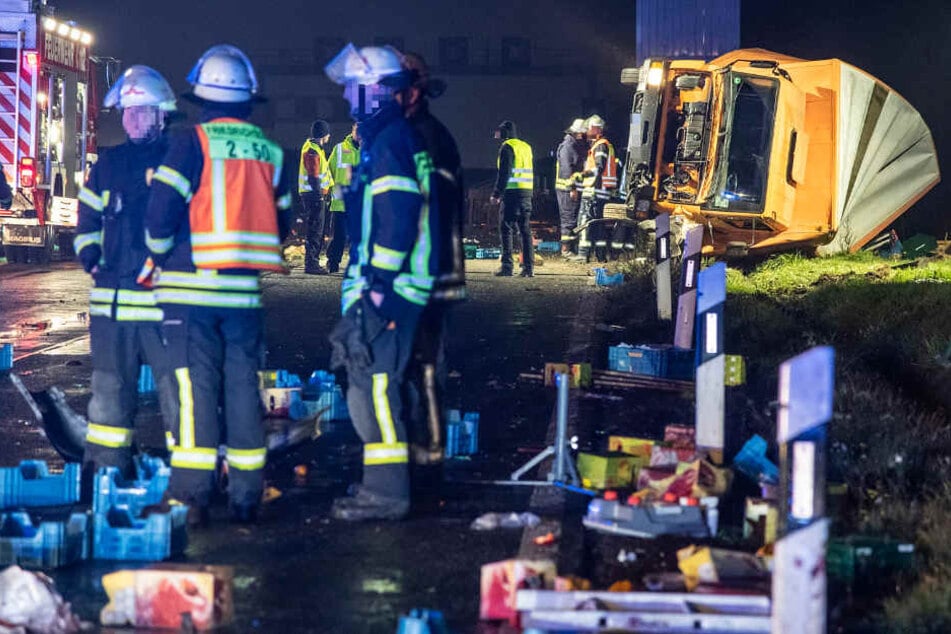 Der Lastwagen kippt zur Seite und verlor einen Großteil seiner Ladung.