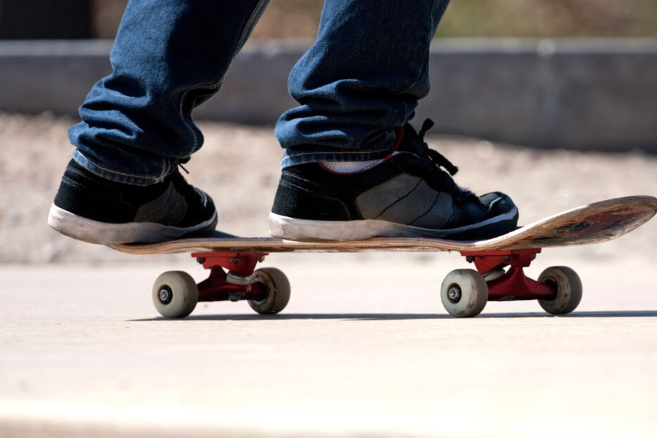 "Skateboarding is not a crime" hieß es in der Szene über viele Jahre. Solange kein Motor eingebaut ist, stimmt das meist auch. (Symbolbild)