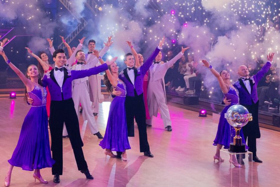 In einem würdigen "Let's Dance"-Finale konnte sich am Ende Diego Pooth (21, 3.v.l.) zum neuen "Dancing Star" krönen. Für Ekaterina Leonova (38) ist es der vierte Triumph.