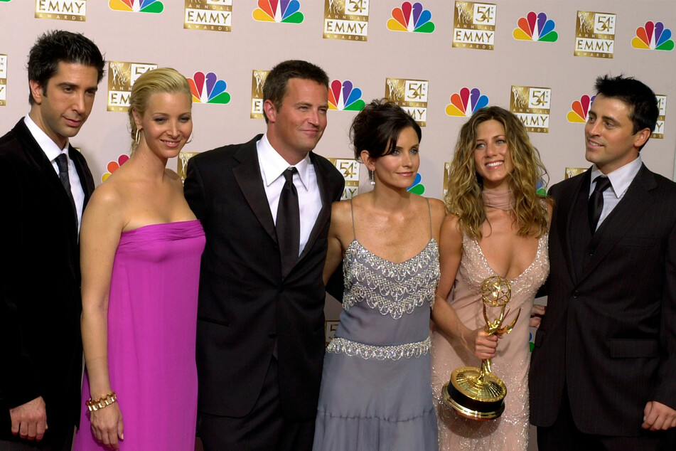 Matthew Perrys (†54, 3.v.l.) "Friends"-Kollegen (v.l.n.r.) David Schwimmer (57), Lisa Kudrow (60), Courteney Cox (59), Jennifer Aniston (54) und Matt LeBlanc (56) wollen ihn bei den Emmys öffentlich ehren. (Archivbild)