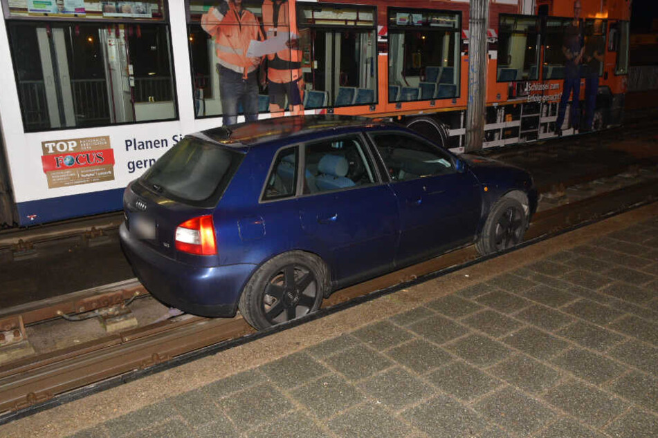 Der Audi wurde mitten auf die Gleise gesetzt.