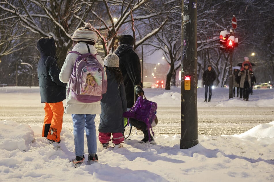 Schulkinder in Hamburg mussten sich am Donnerstagmorgen durch den Schnee zum Unterricht kämpfen. Die Schulen in Sachsen können am Freitag selbst entscheiden, ob sie geöffnet bleiben.