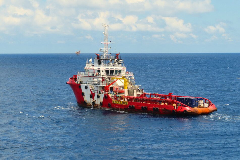 Ein Frachtschiff rettete die Vermisste nach 36 Stunden auf dem offenen Meer. (Symbolbild)