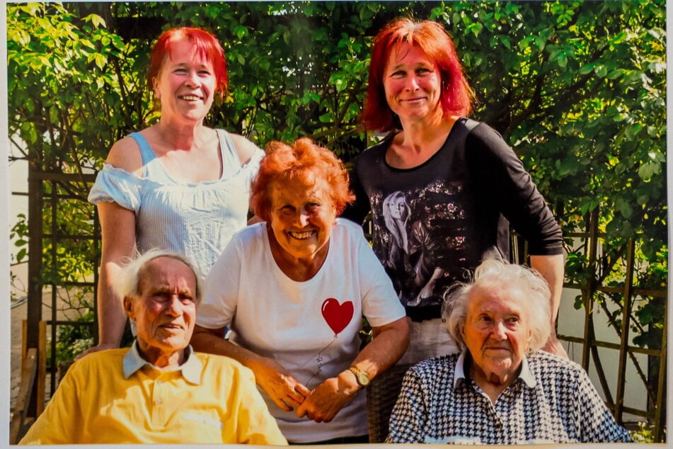 Drei Generationen: Harry und Eva Wittig mit Tochter Heidrun (73, Mitte) und den Enkelinnen Doreen (53, l.) und Birgit (49).