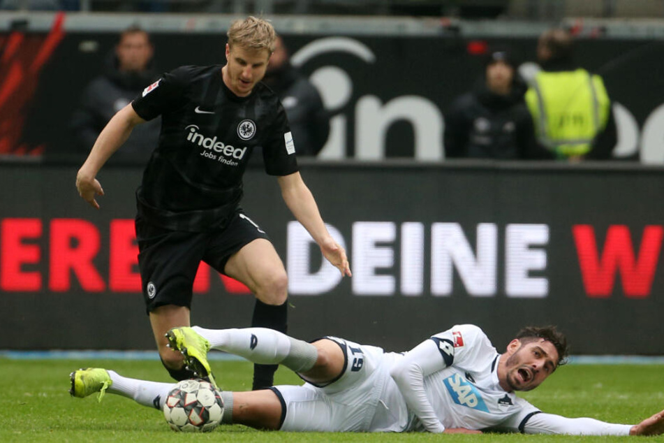 Ist sich auch nicht zu schade, Defensivarbeit für das Pressingspiel der Hoffenheimer zu erledigen: Ishak Belfodil (grätschend).