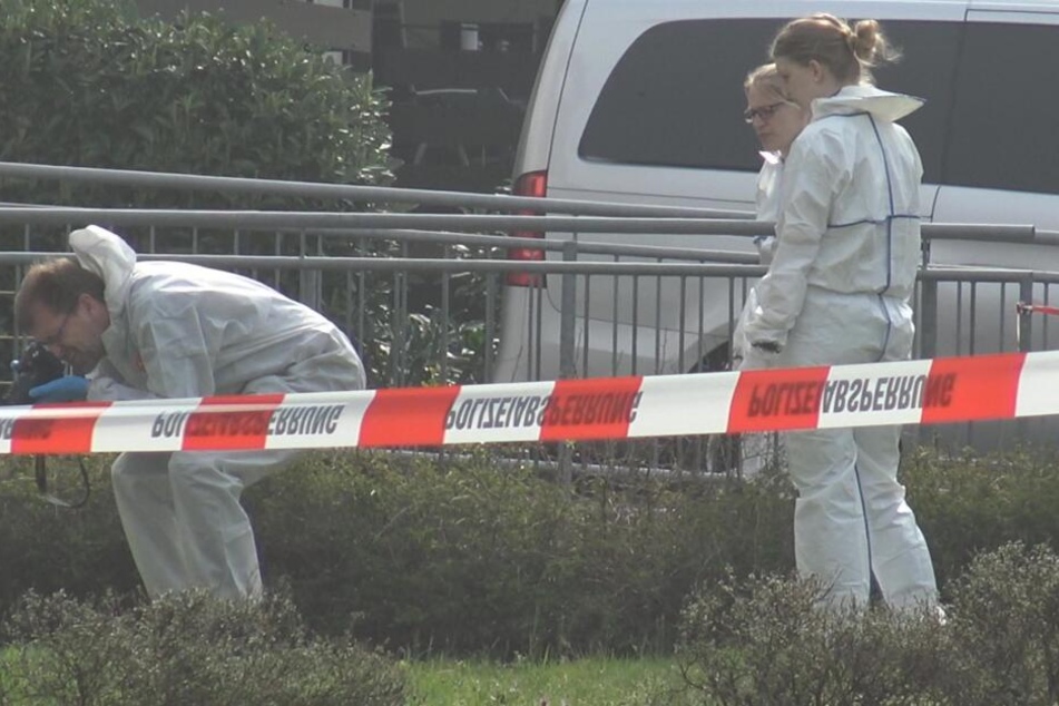 Ermittler sichern Spuren am Tatort in Bonn.