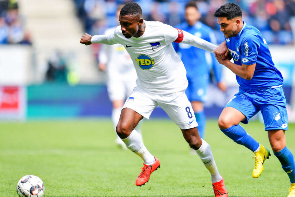 Hertha-Stürmer Salomon Kalou (l.) und TSG-Mann Nadiem Amiri (r.) im Zweikampf.
