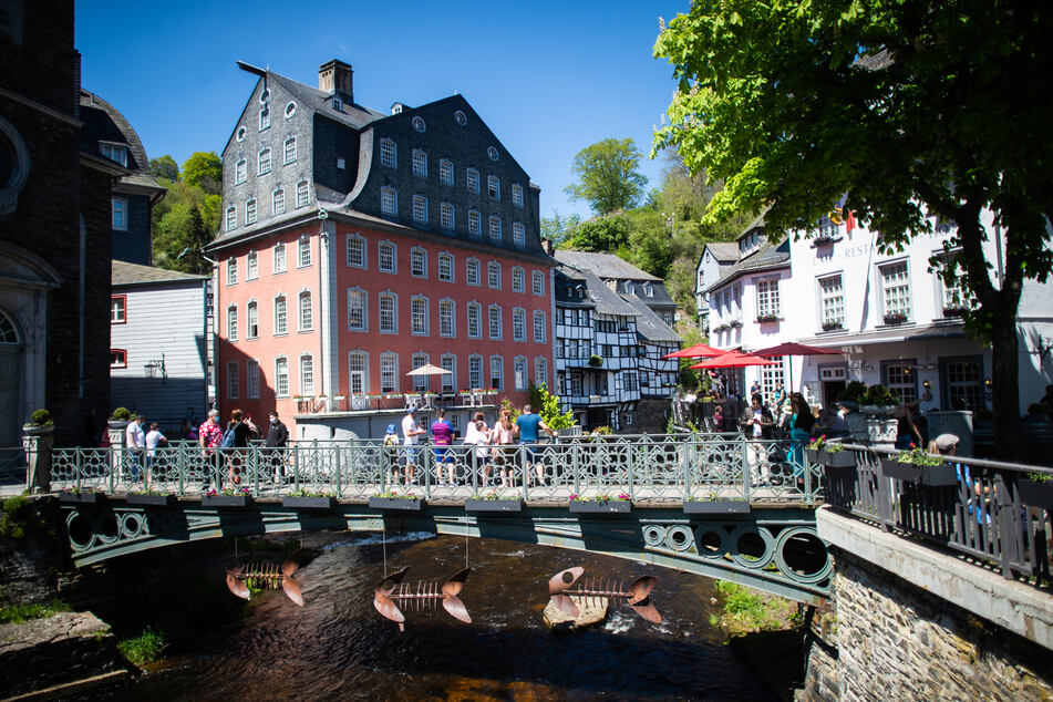 Am Sonntag besuchten viele Menschen Monschau in der Eifel.
