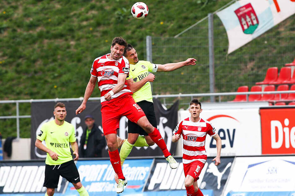 Er ist ein wahres Kopfball-Ungeheuer! Auch in diesem Duell mit Sebastian Mrowca (r.) bleibt Ronny König Sieger.