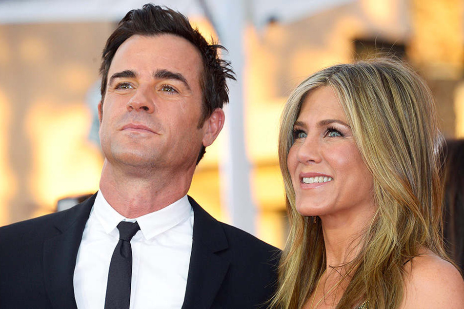 Jennifer Aniston und Justin Theroux lassen Gerüchte um ein Liebes-Comeback zwischen ihr und Brad Pitt nicht an sich heran.