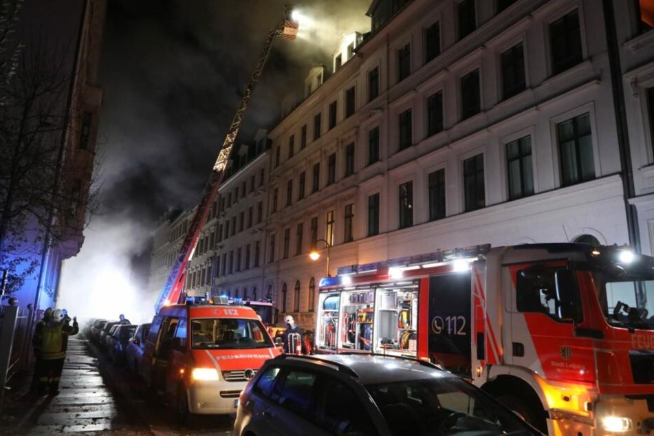 Die Löscharbeiten der Feuerwehr dauerten bis spät in die Nacht.