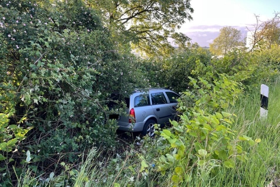 Ein Spezialkran musste das Auto aus dem Graben heben.