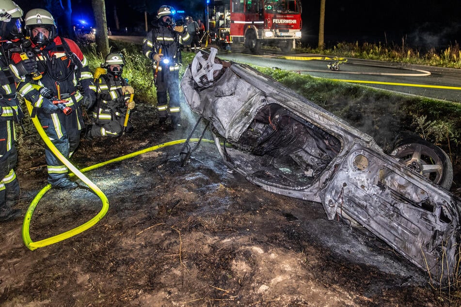 Opel kracht gegen Baum, überschlägt sich: Plötzlich schlagen Flammen aus Wagen