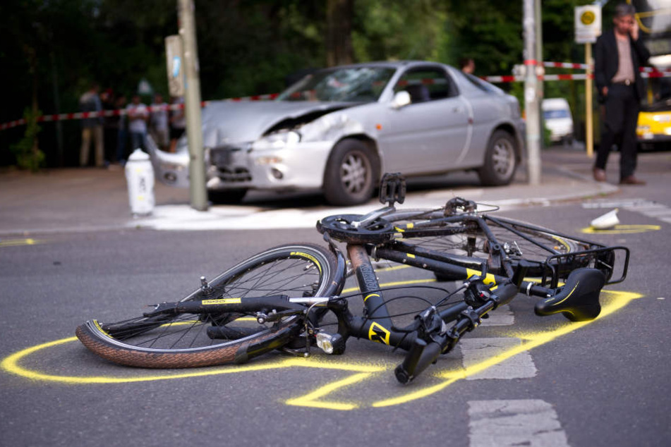 Der Fahrradfahrer starb noch am Unfallort. (Symbolbild)