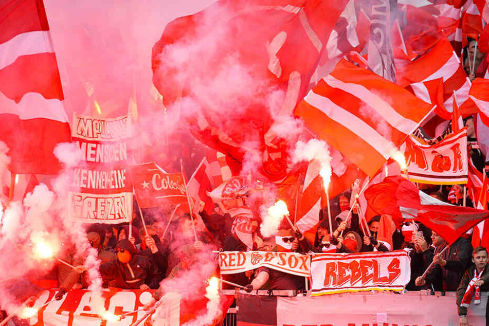 Bayern-Fans zündeten kurz vor Beginn des zweiten Durchgangs Pyrotechnik.