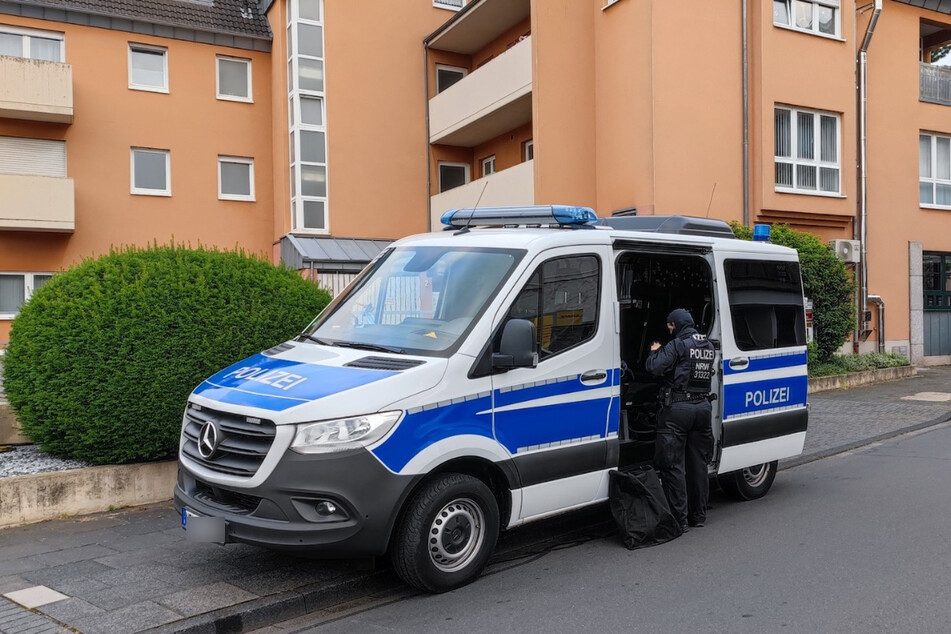 Die Polizei hat wegen des Verdachts auf Drogenhandel mehrere Objekte in Euskirchen, Schleiden und dem hessischen Greifenstein durchsucht.