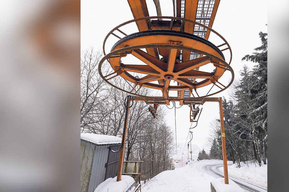Nur einen Steinwurf vom Luftkurort entfernt, in Bärenstein, steht der Lift still. Am Hang liegt nicht genügend Schnee.