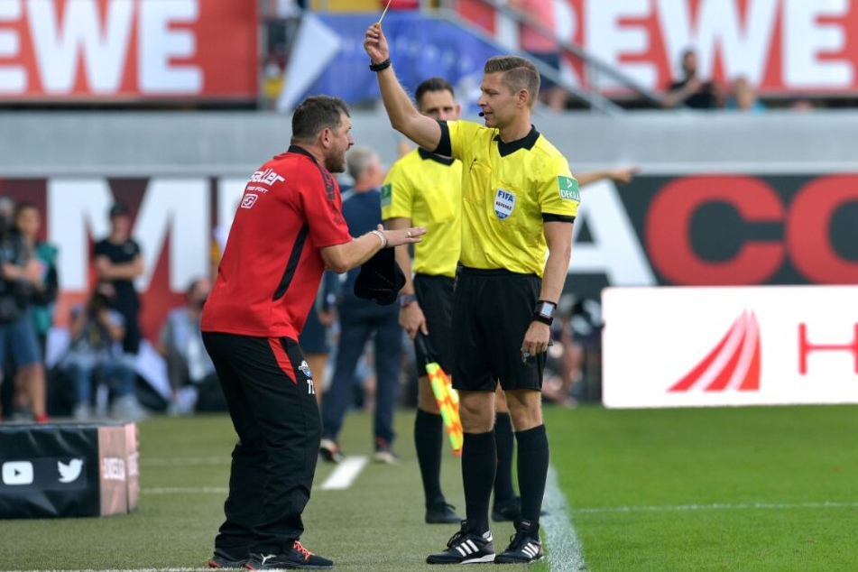Im Spiel gegen den SC Freiburg hatte SCP-Trainer Steffen Baumgart die erste Gelbe Karte in der Bundesliga-Geschichte bekommen.